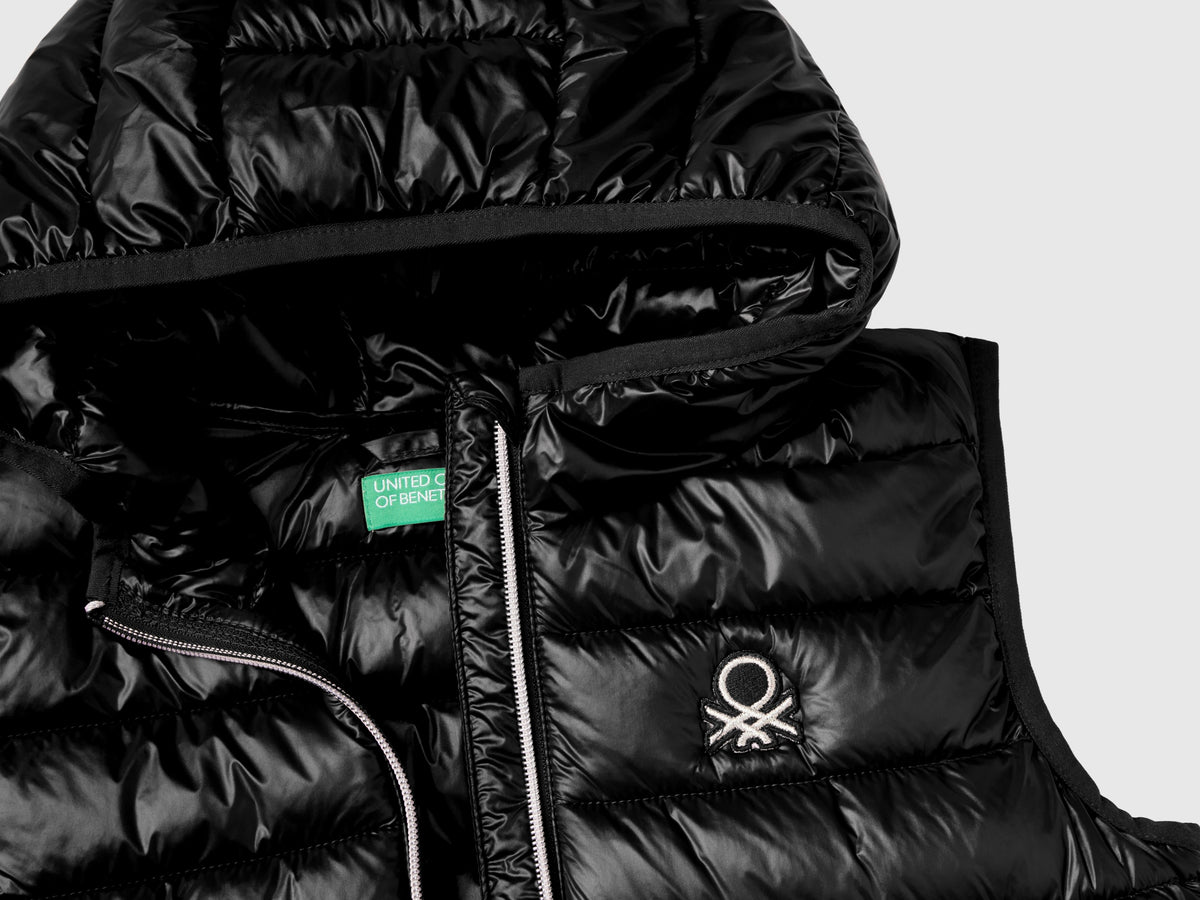 Gilet imbottito con cappuccio