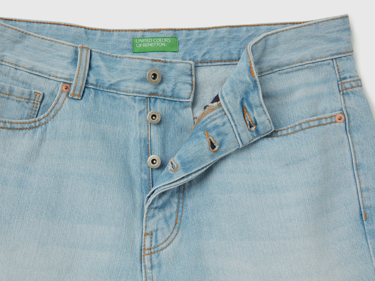 Shorts cinque tasche in denim di puro cotone con aspetto leggermente vissuto