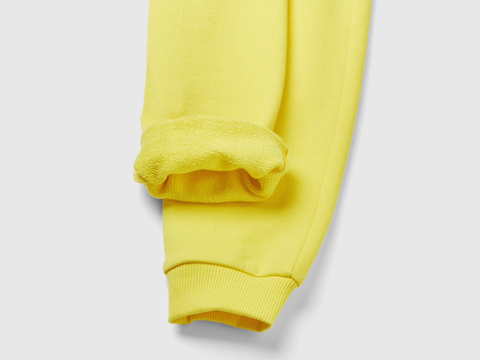 Pantaloni in felpa con logo da bambina giallo 2 | Benetton Outlet
