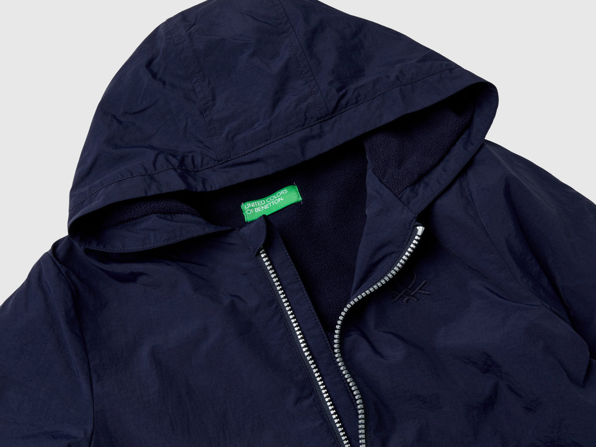 Chaqueta de nailon con capucha