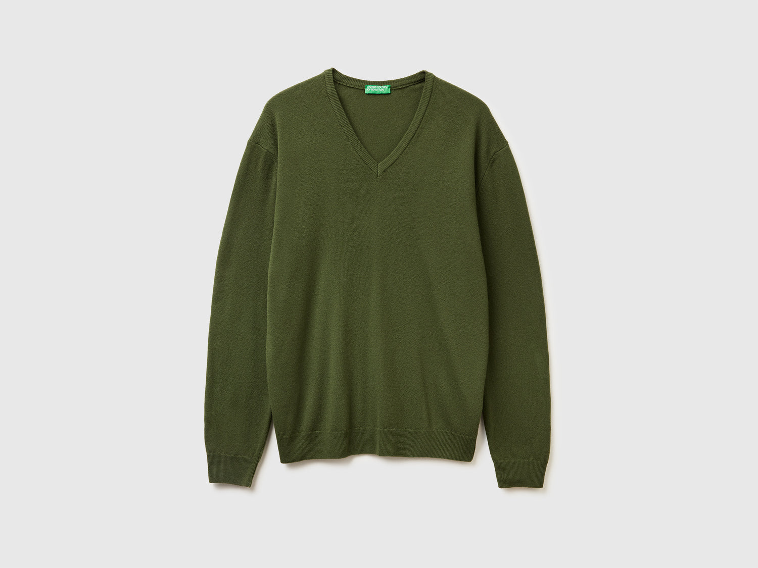 Maglia scollo a V in pura lana Merino da uomo verde oliva | Benetton Outlet