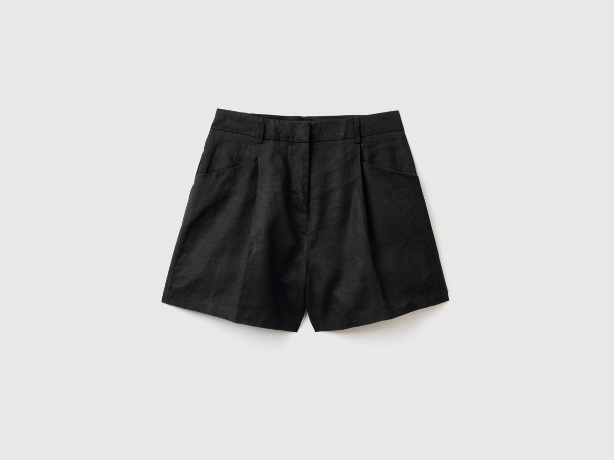 Pantaloni corti con lunghezza a metà coscia e piega frontale