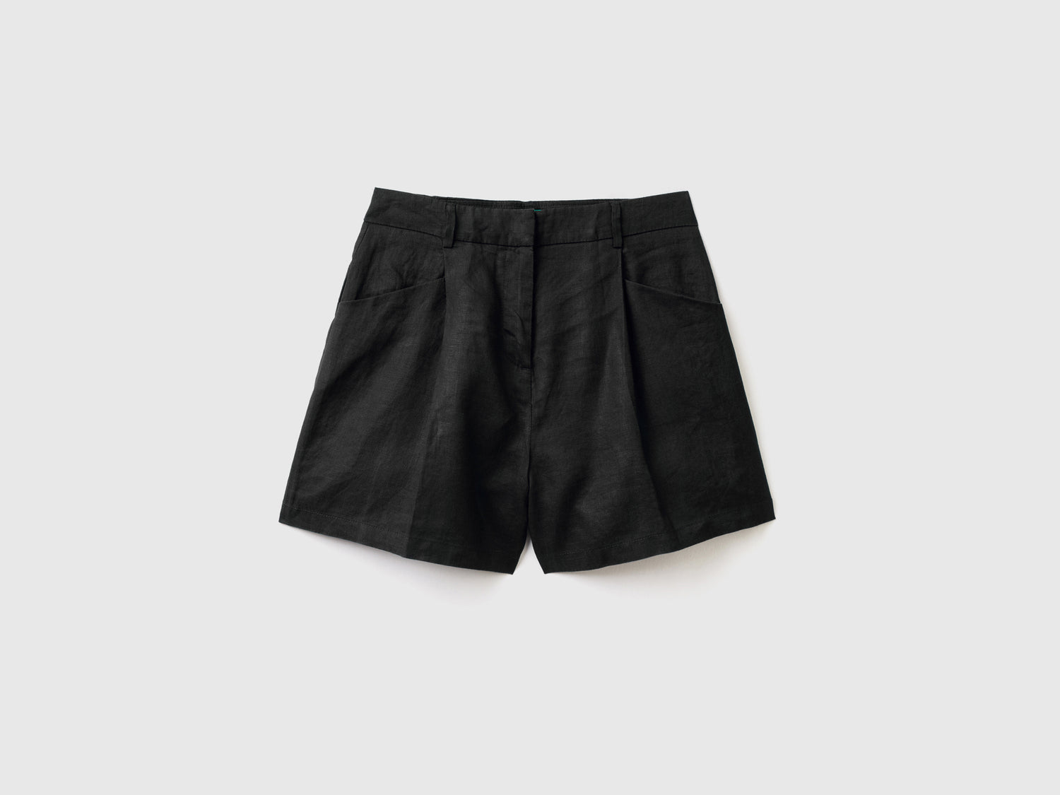 Pantaloni corti con lunghezza a metà coscia e piega frontale da donna nero | Benetton Outlet