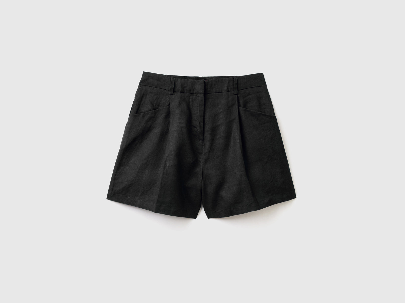 Pantaloni corti con lunghezza a metà coscia e piega frontale da donna nero | Benetton Outlet