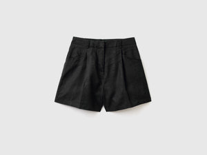 Pantaloni corti con lunghezza a metà coscia e piega frontale