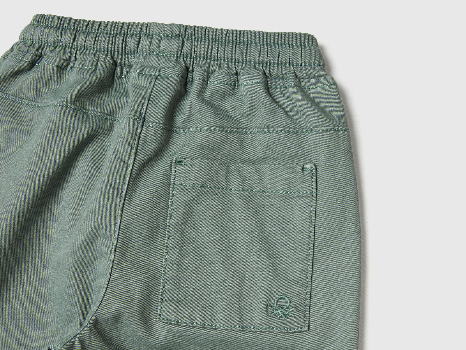 Joggers in cotone stretch con coulisse da bimbo verde militare 3 | Benetton Outlet