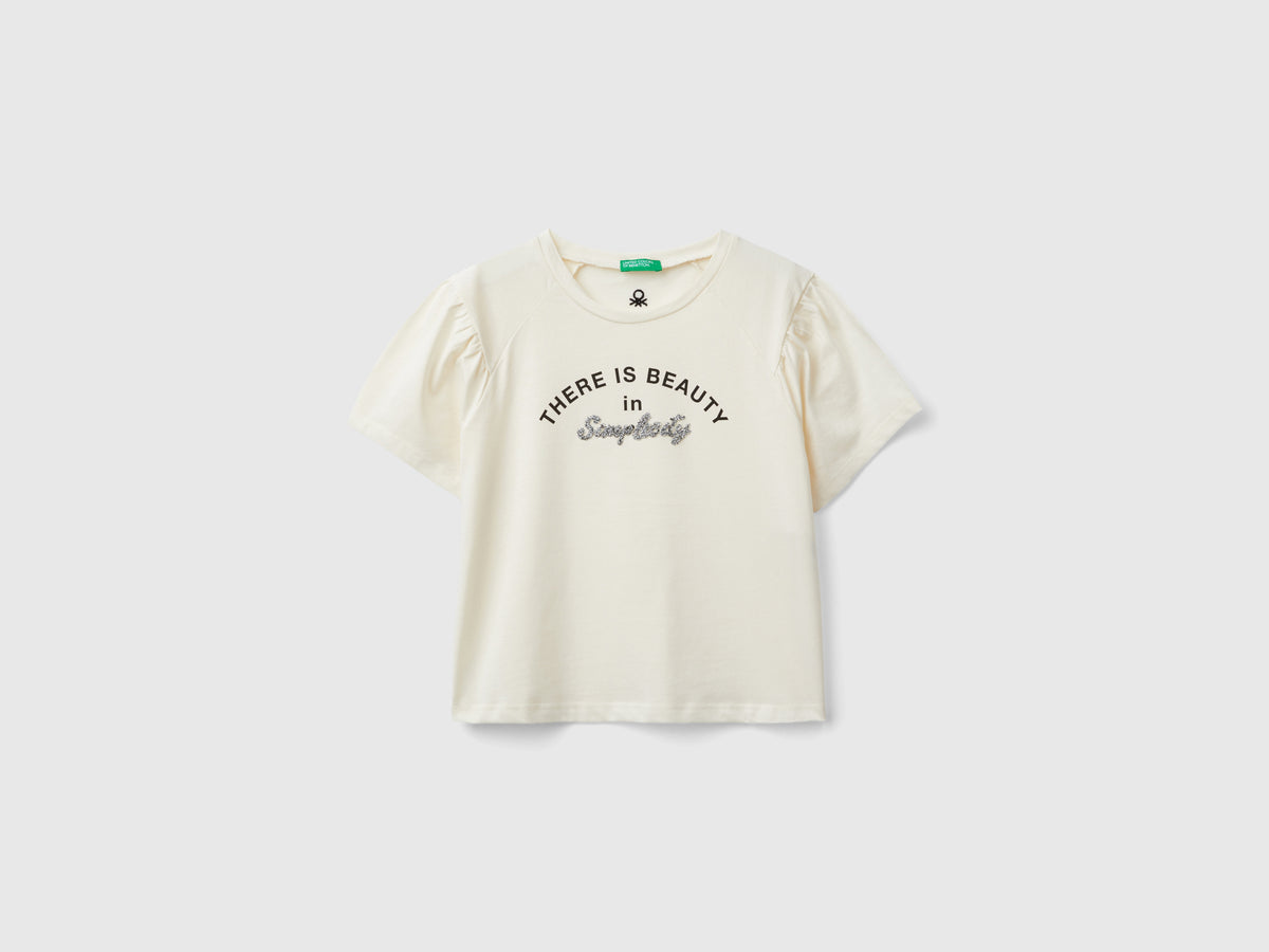 T-shirt con stampa e applicazione