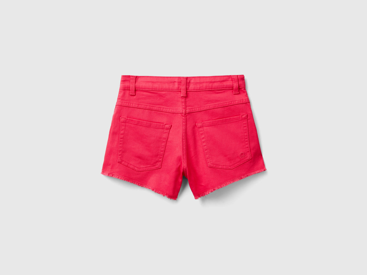 Shorts sfrangiati in cotone stretch