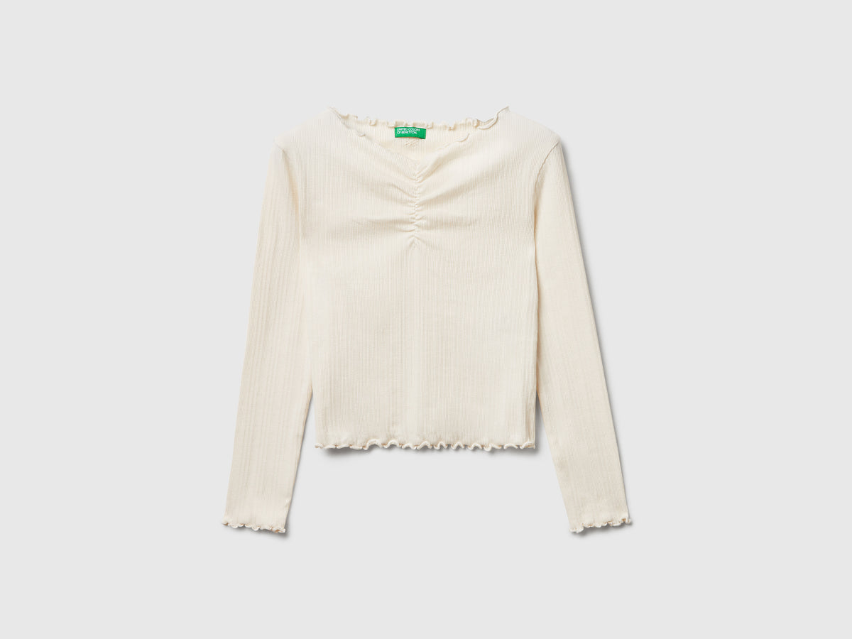 Maglietta con bordi ondulati
