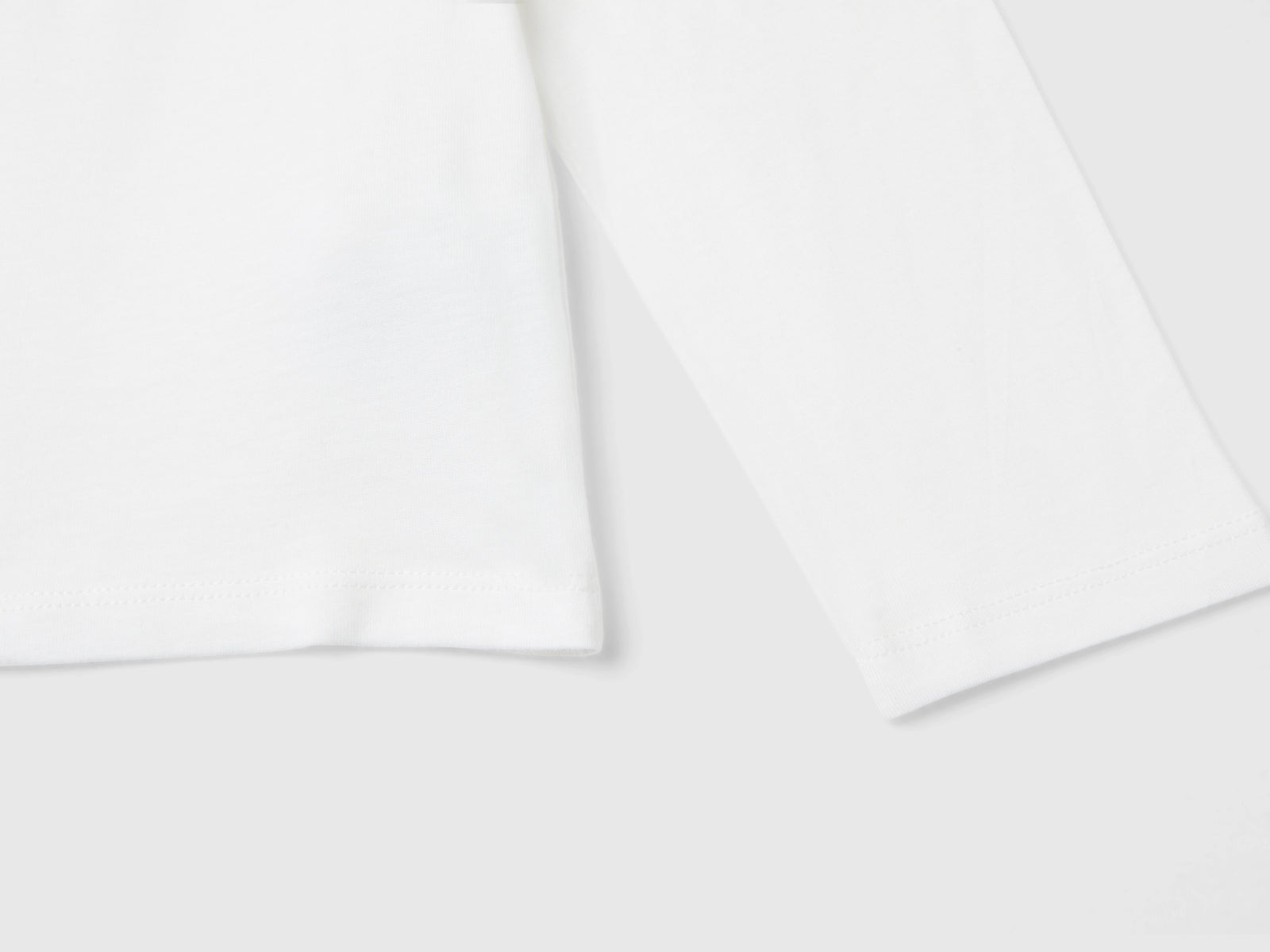 Maglietta con logo in strass da bambina bianco panna 3 | Benetton Outlet