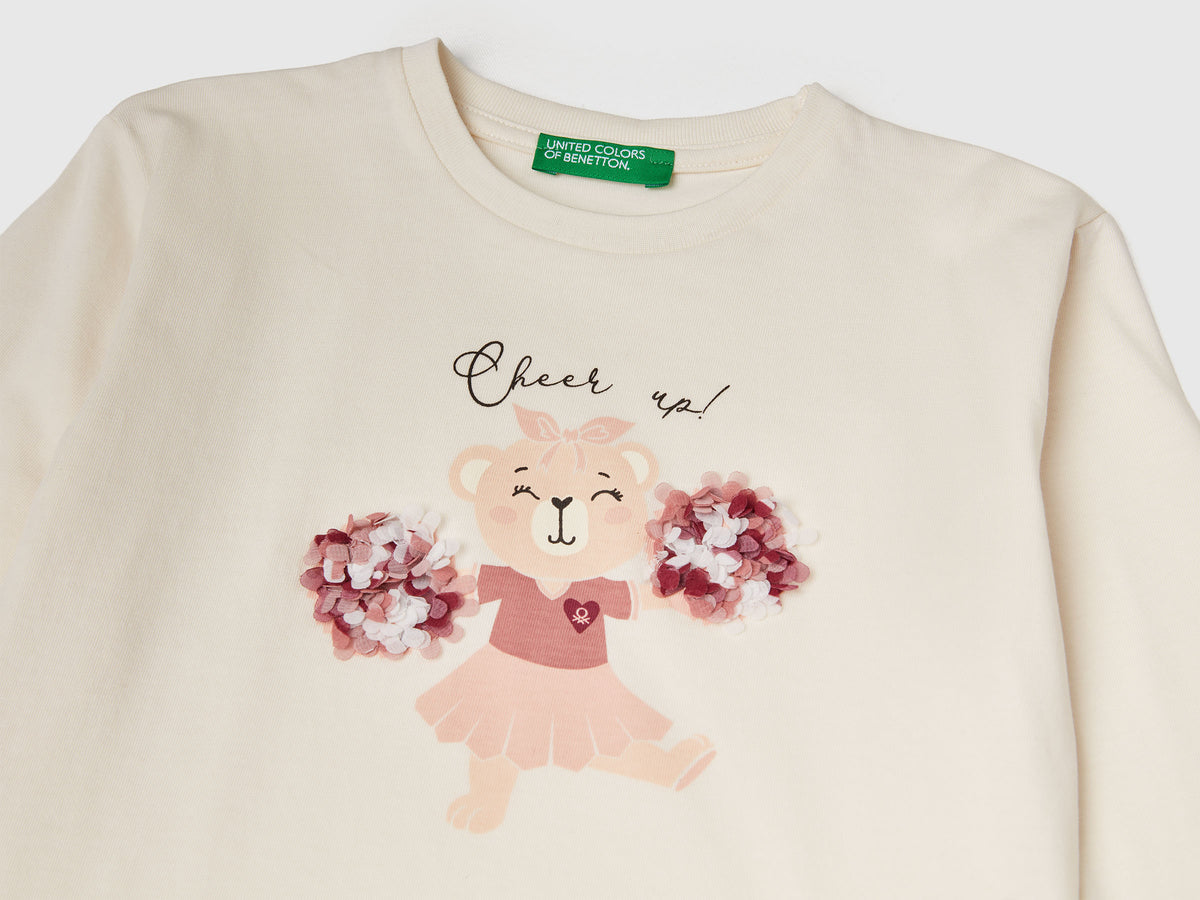 T-shirt con applicazione effetto petali