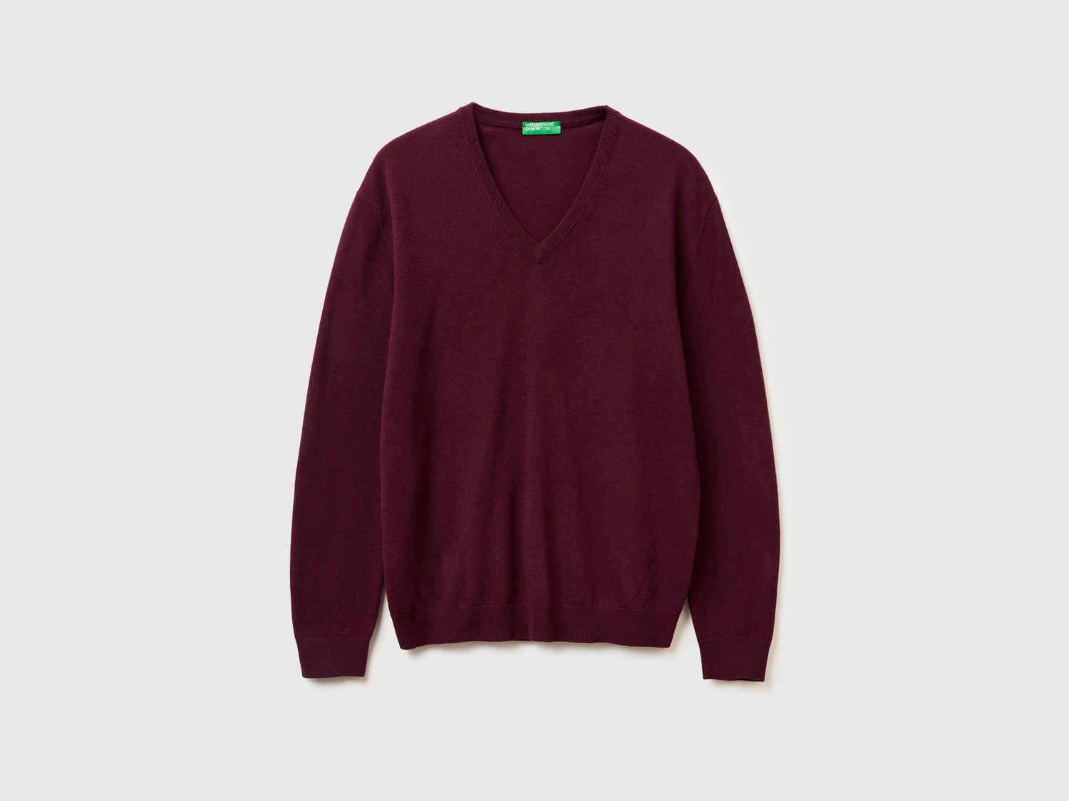 Maglia scollo a V prugna in pura lana Merino da uomo bordeaux | Benetton Outlet