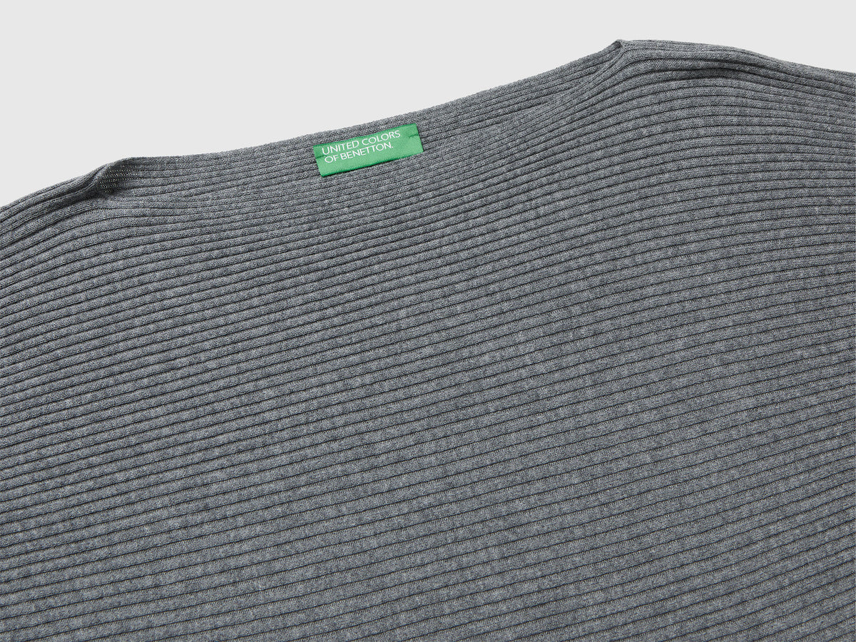 Maglia con scollo a barchetta
