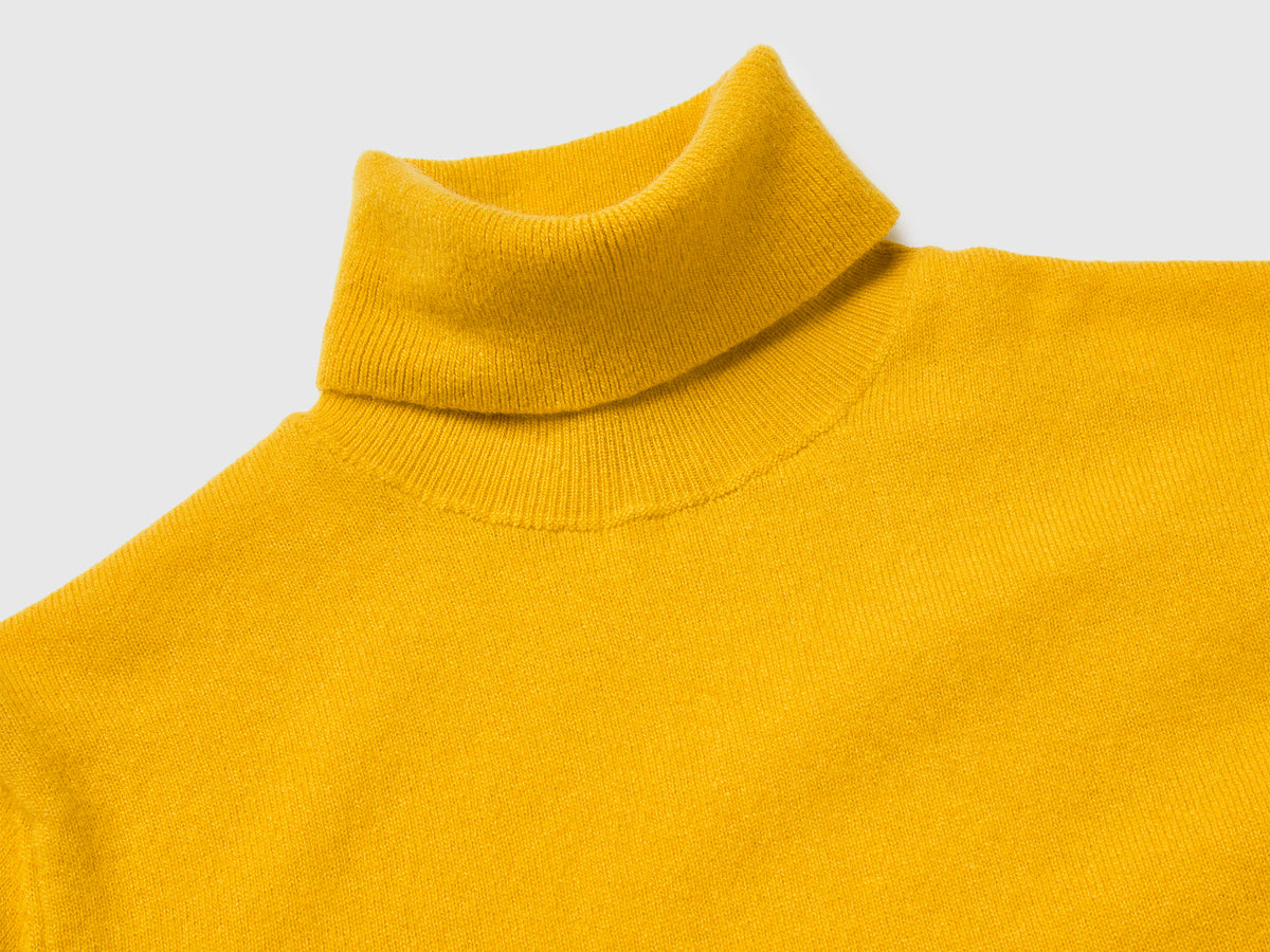 Maglione dolcevita giallo ocra in pura lana Merino