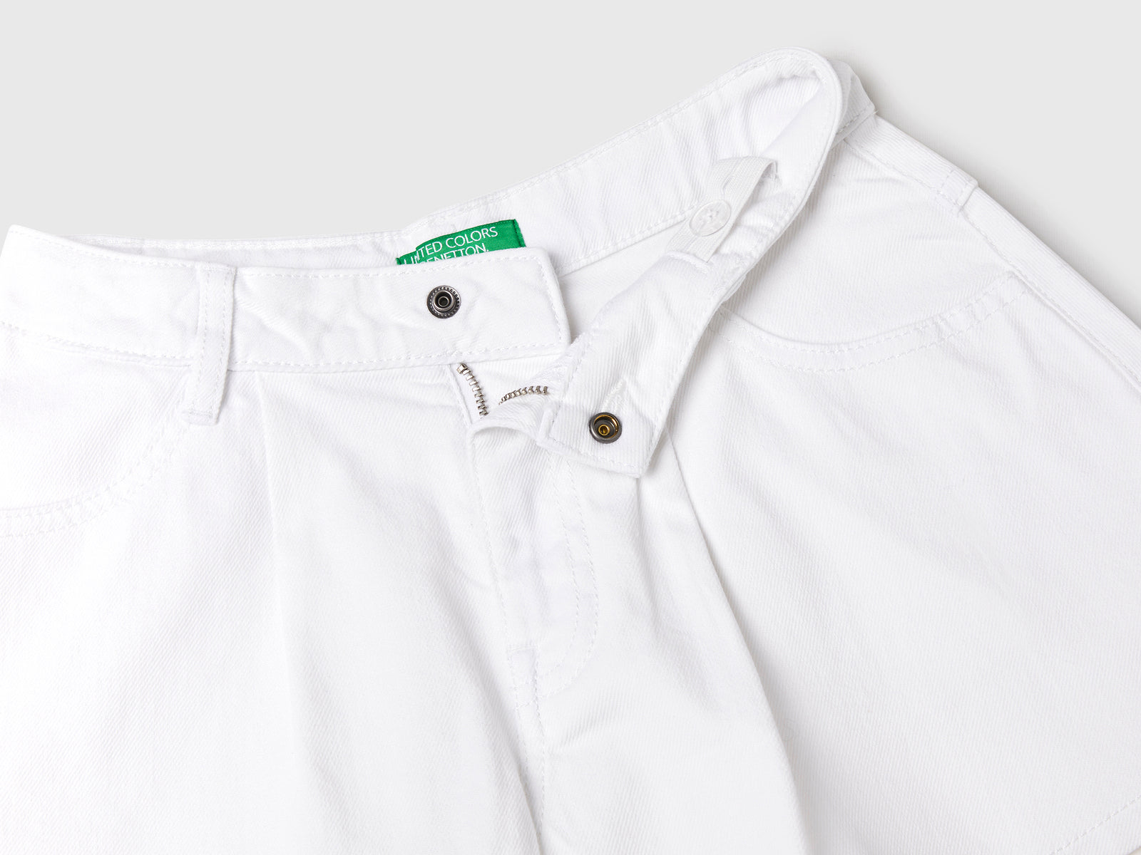 Pantaloncini corti in cotone elasticizzato da bambina bianco 3 | Benetton Outlet