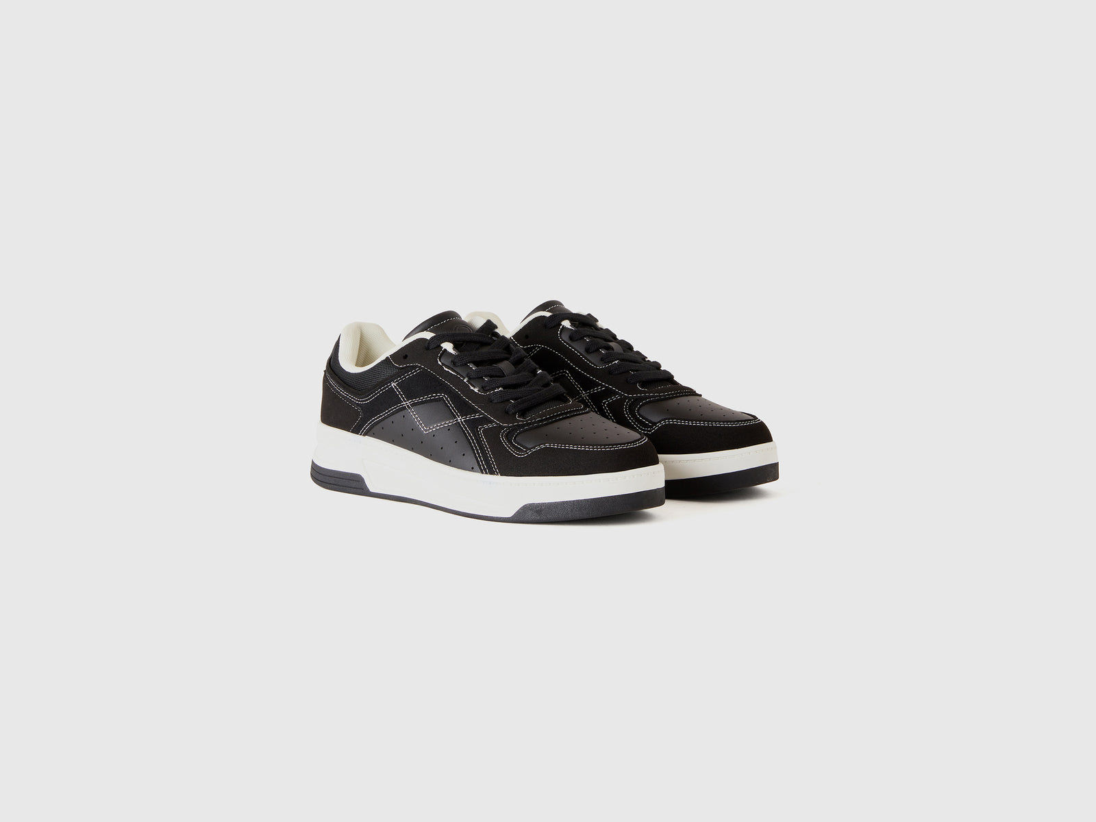 Sneakers basse da donna nero 3 | Benetton Outlet