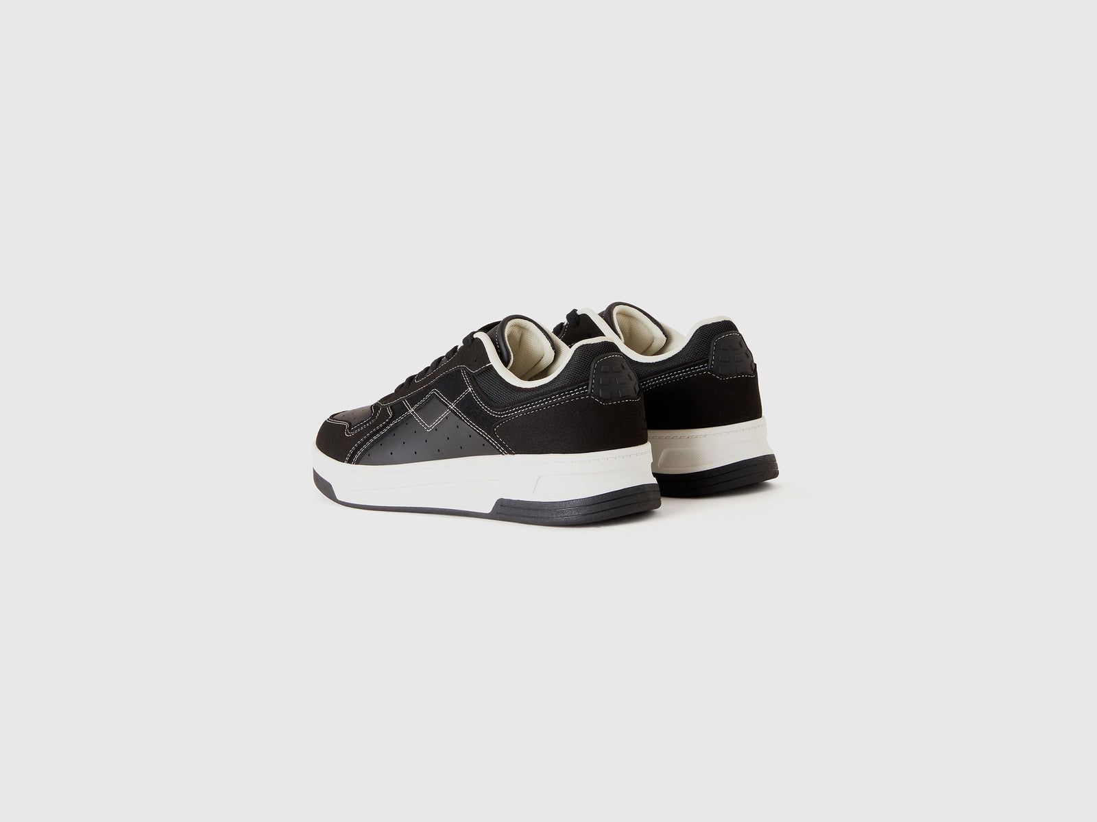 Sneakers basse da donna nero 2 | Benetton Outlet
