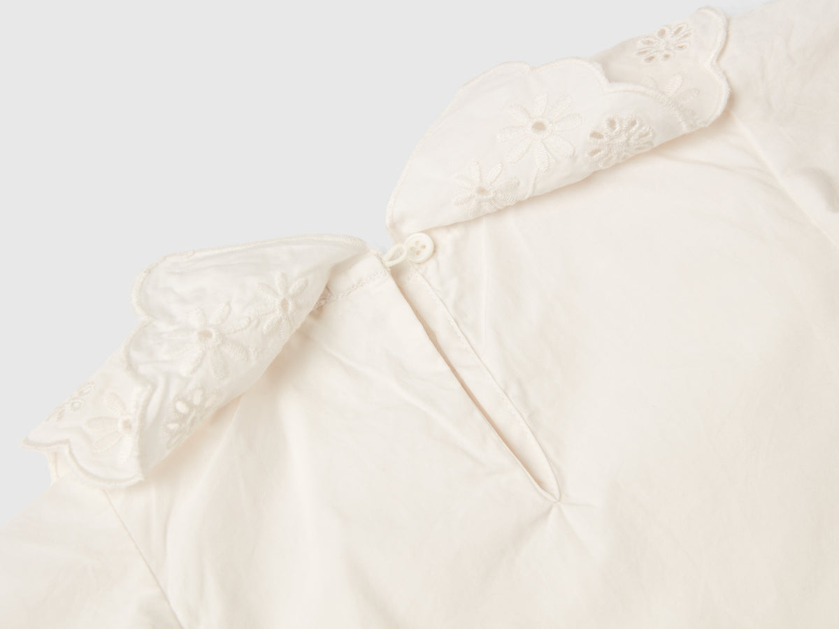 Blusa con colletto ricamato