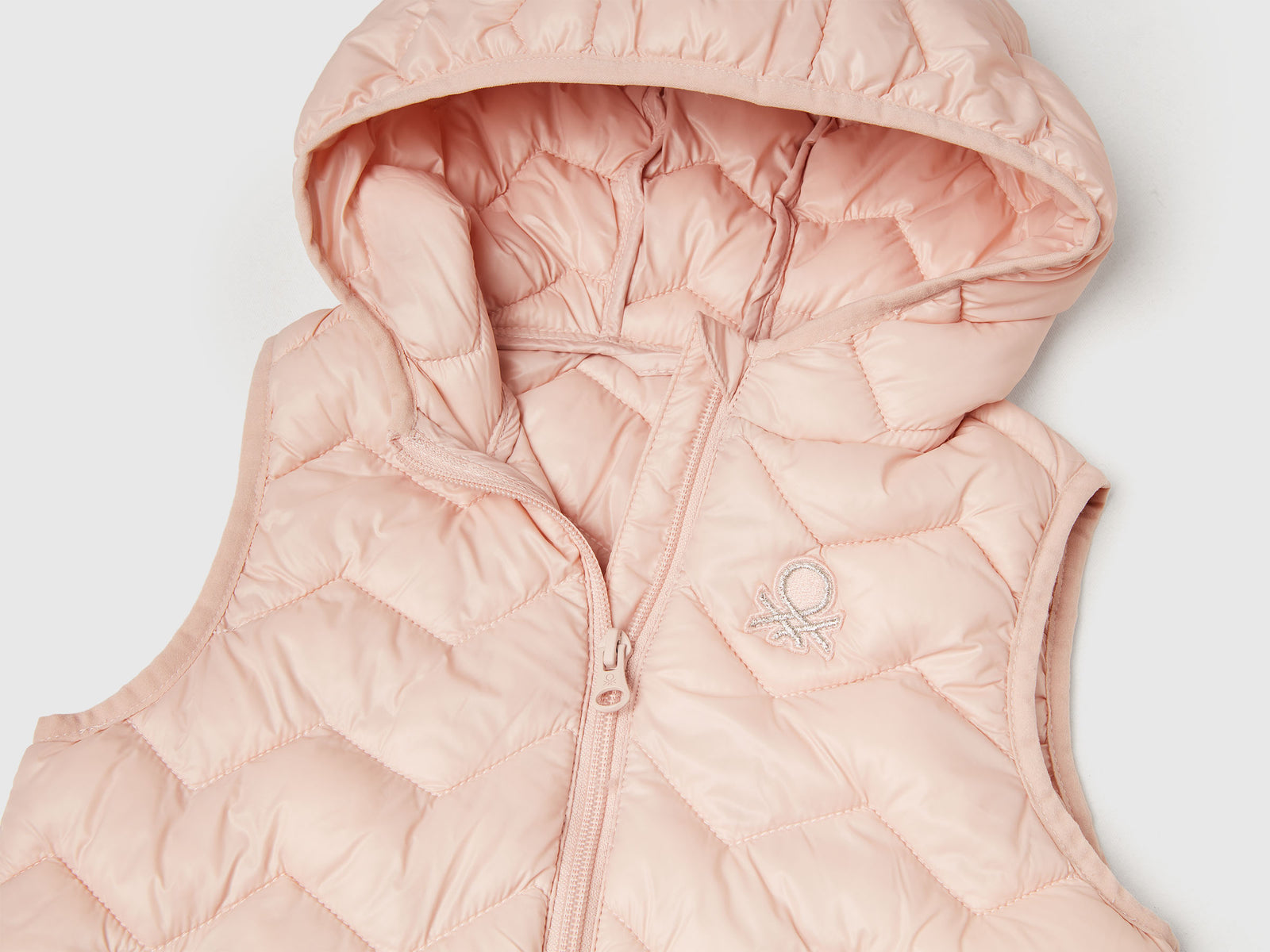 Gilet imbottito con cappuccio da bimba rosa tenue 3 | Benetton Outlet