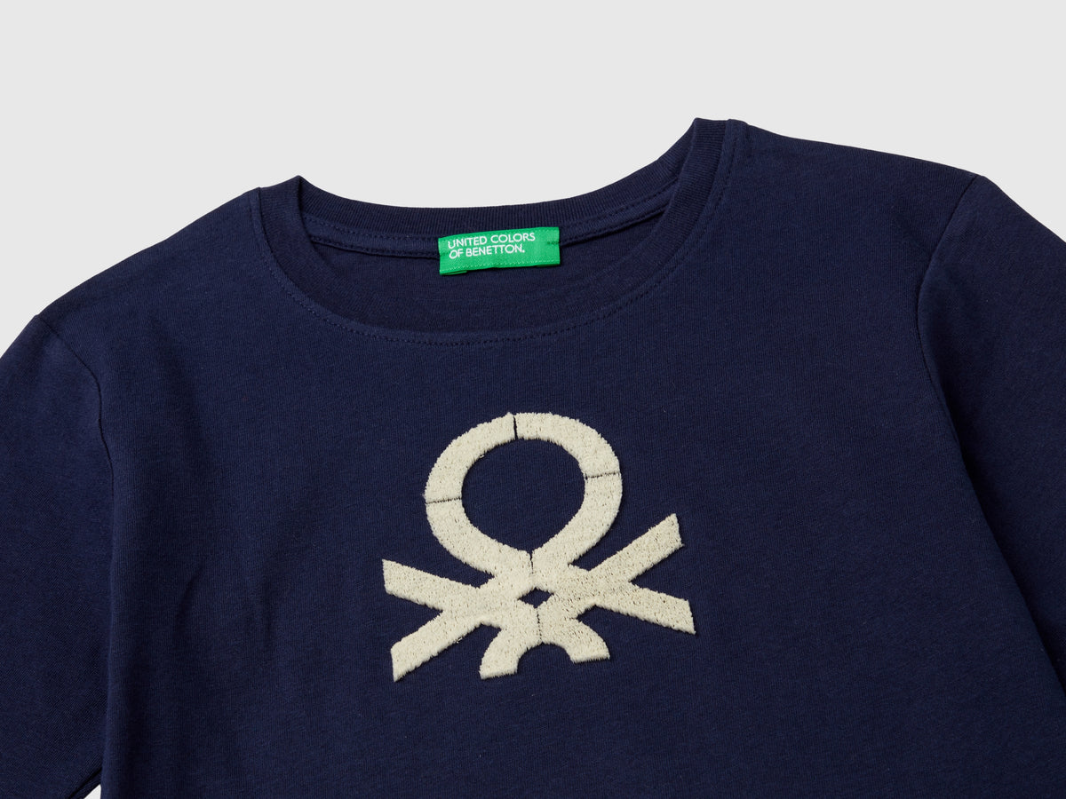 T-shirt con ricamo logo in cotone bio