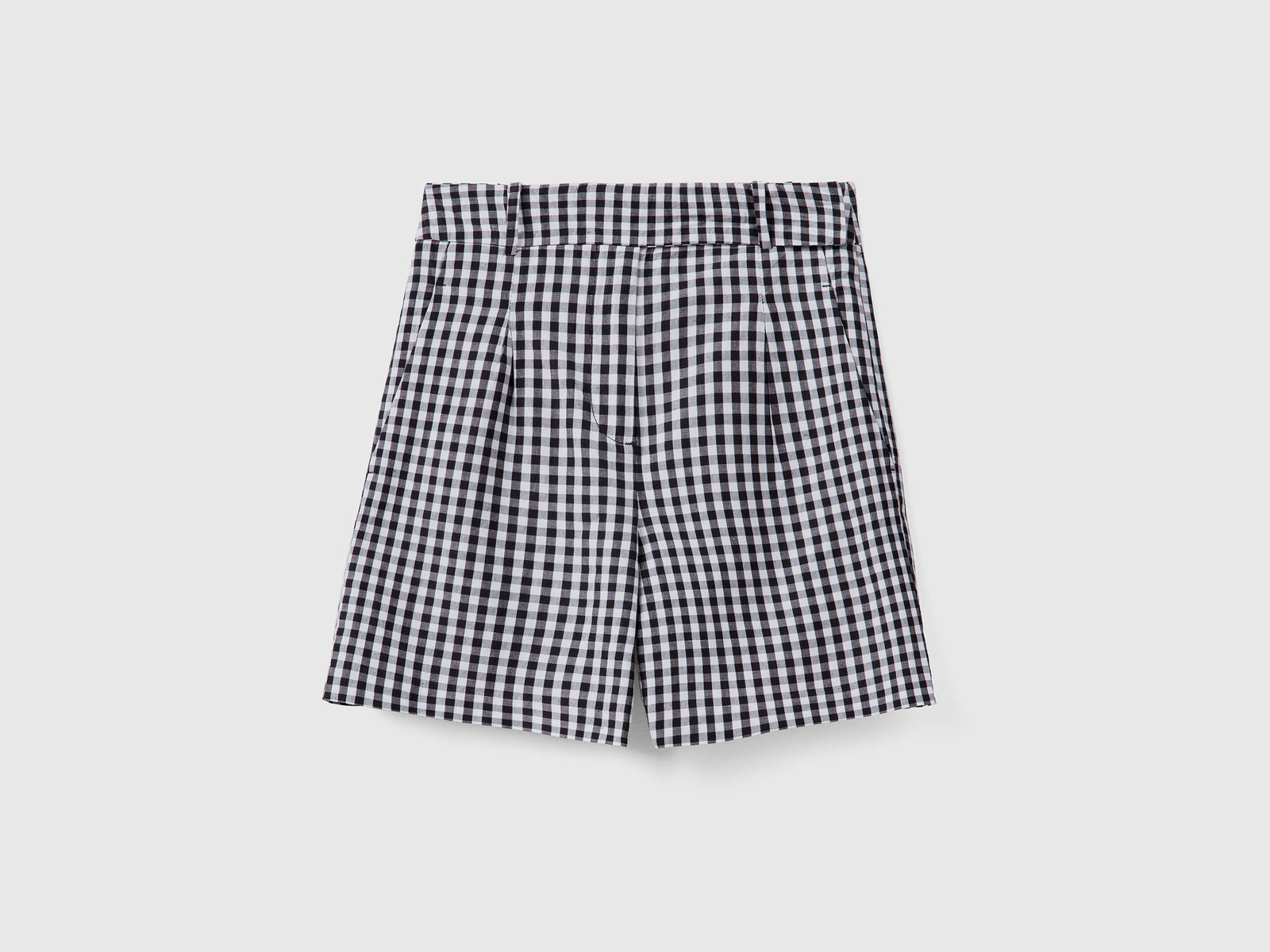 Pantaloni corti a vita alta in misto cotone e lino con fantasia a quadretti da donna nero | Benetton Outlet