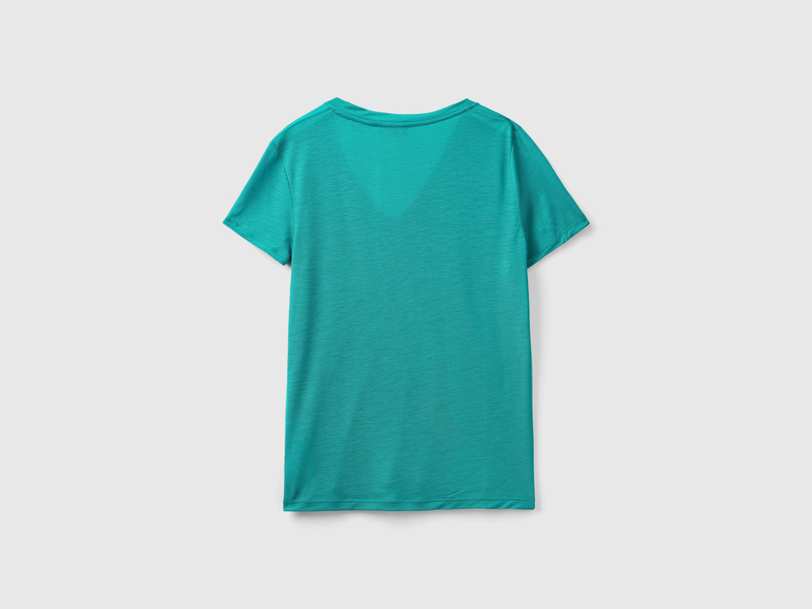 T-shirt scollo a V in viscosa da donna verde 2 | Benetton Outlet