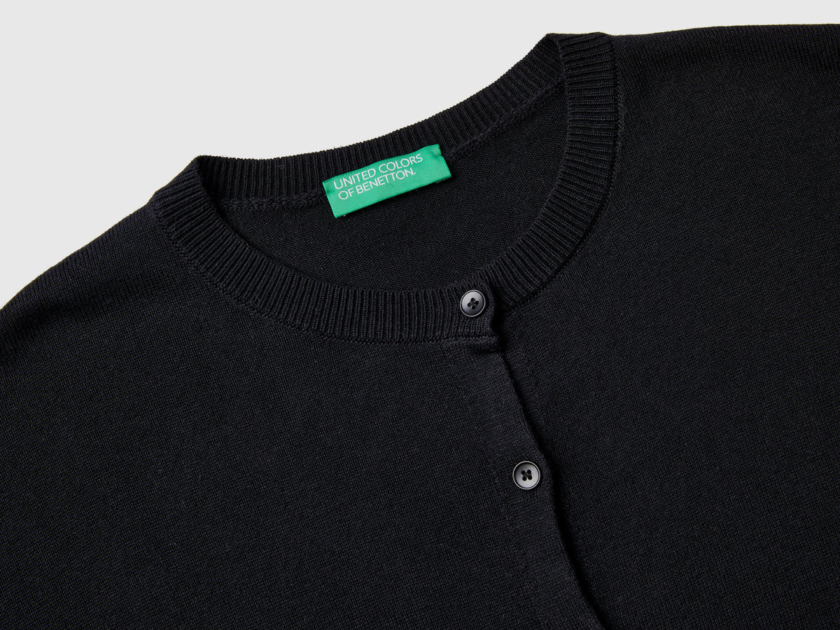 Cardigan girocollo con bottoni