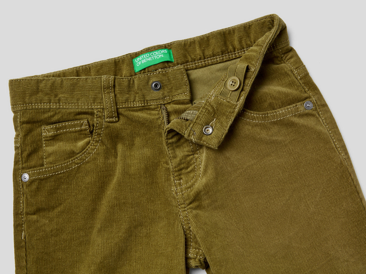 Pantaloni slim fit in velluto stretch