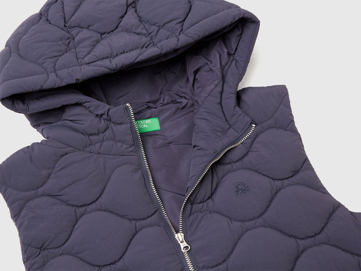 Gilet imbottito con cappuccio