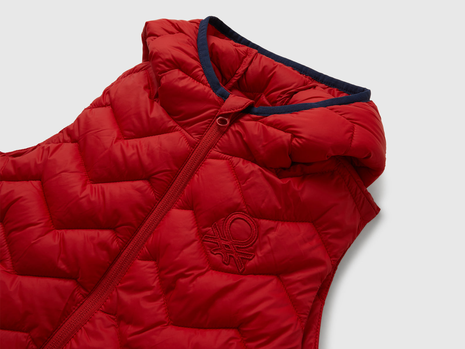 Gilet imbottito con cappuccio da bimbo rosso 3 | Benetton Outlet