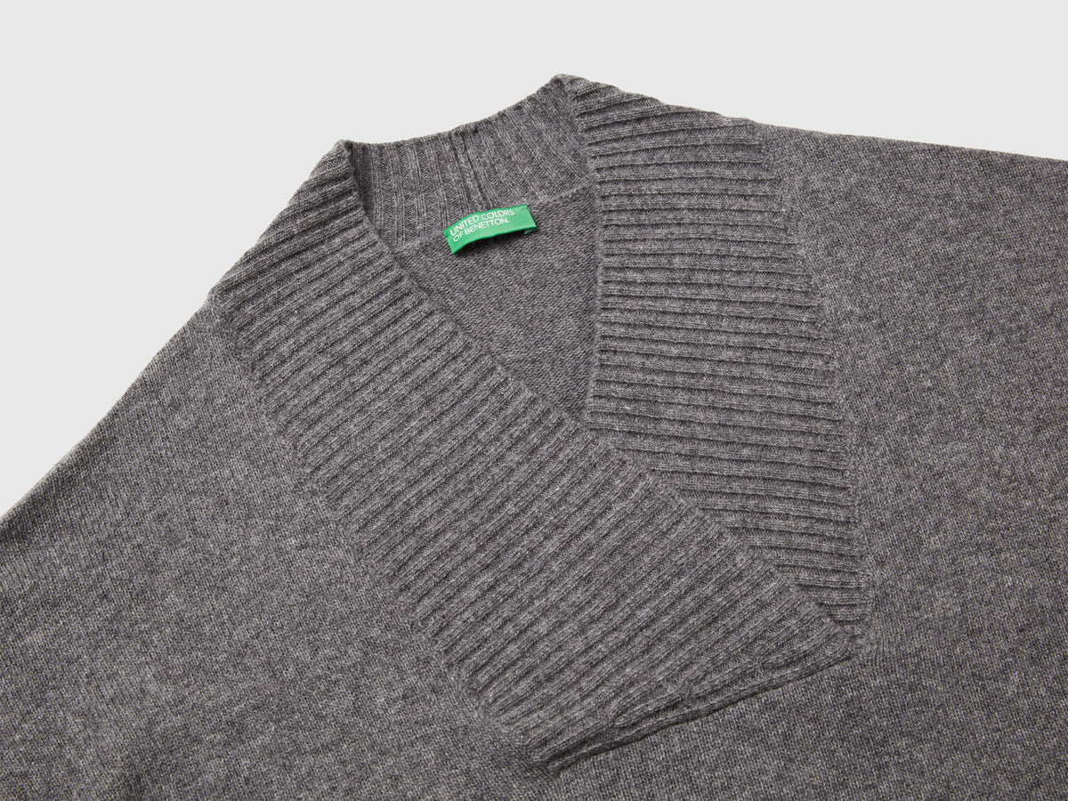 Maglione boxy fit con scollo a V