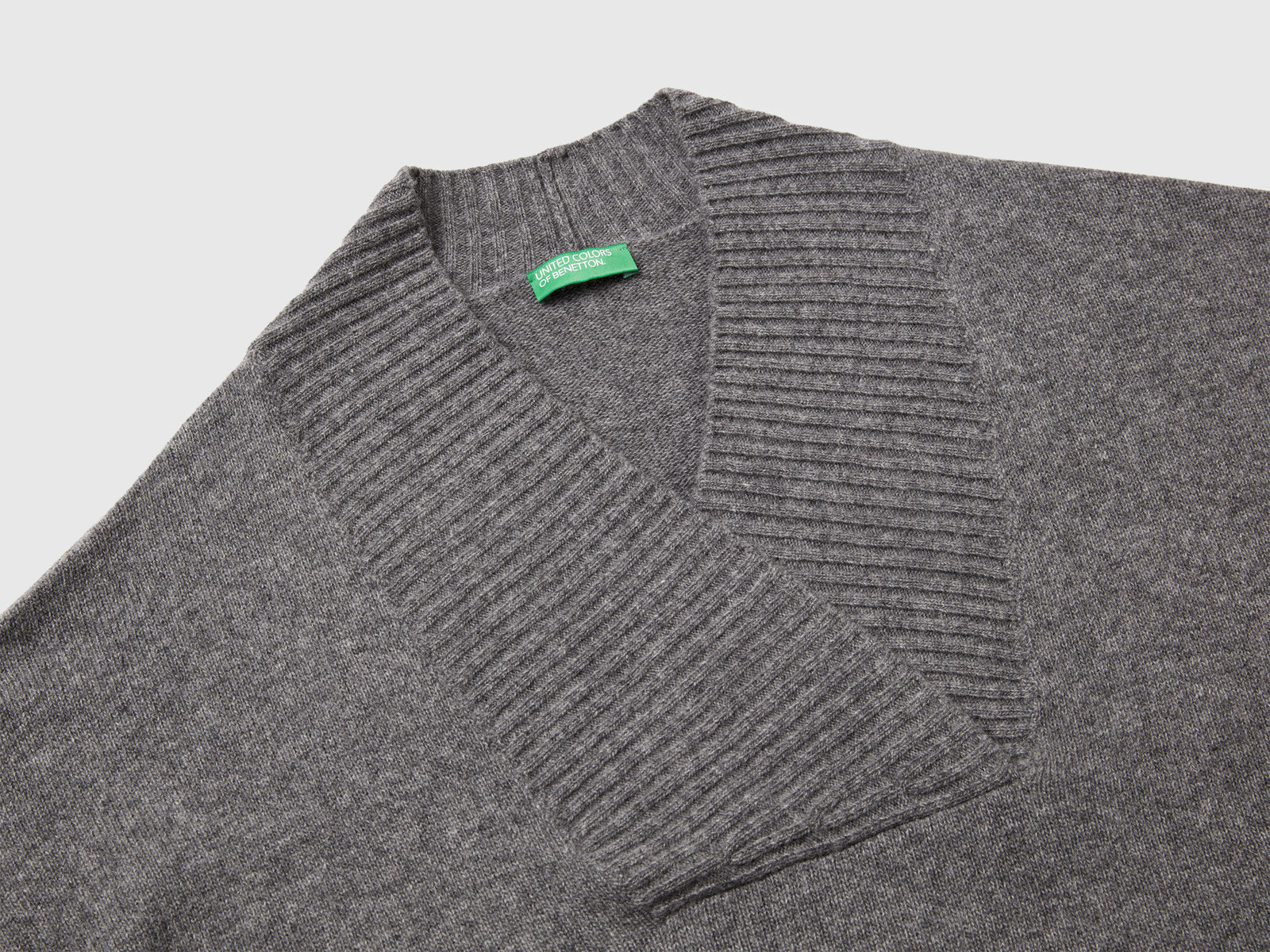 Maglione boxy fit con scollo a V da donna grigio scuro 3 | Benetton Outlet