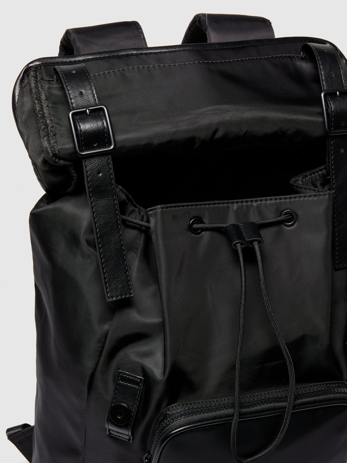 Zaino in nylon con tasche