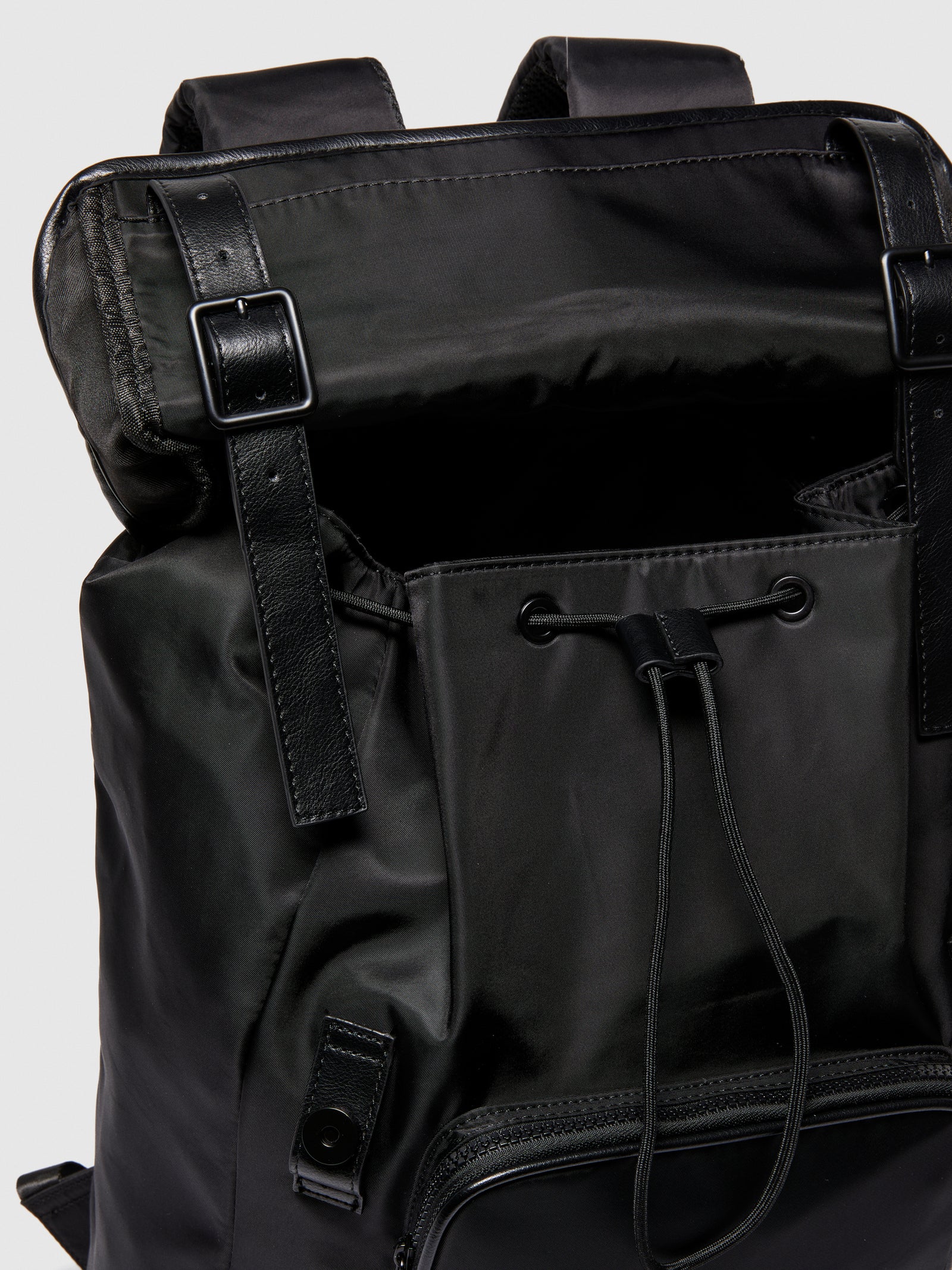 Zaino in nylon con tasche da uomo nero 3 | Sisley Outlet