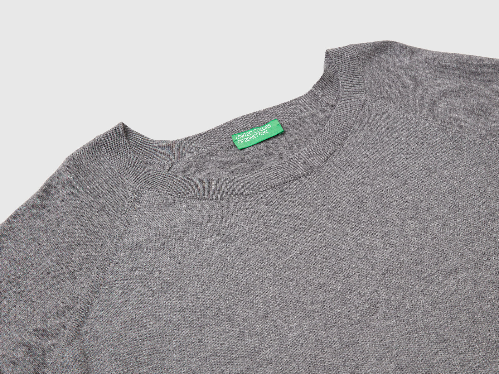 Maglioncino svasato in misto lana da donna grigio scuro 3 | Benetton Outlet