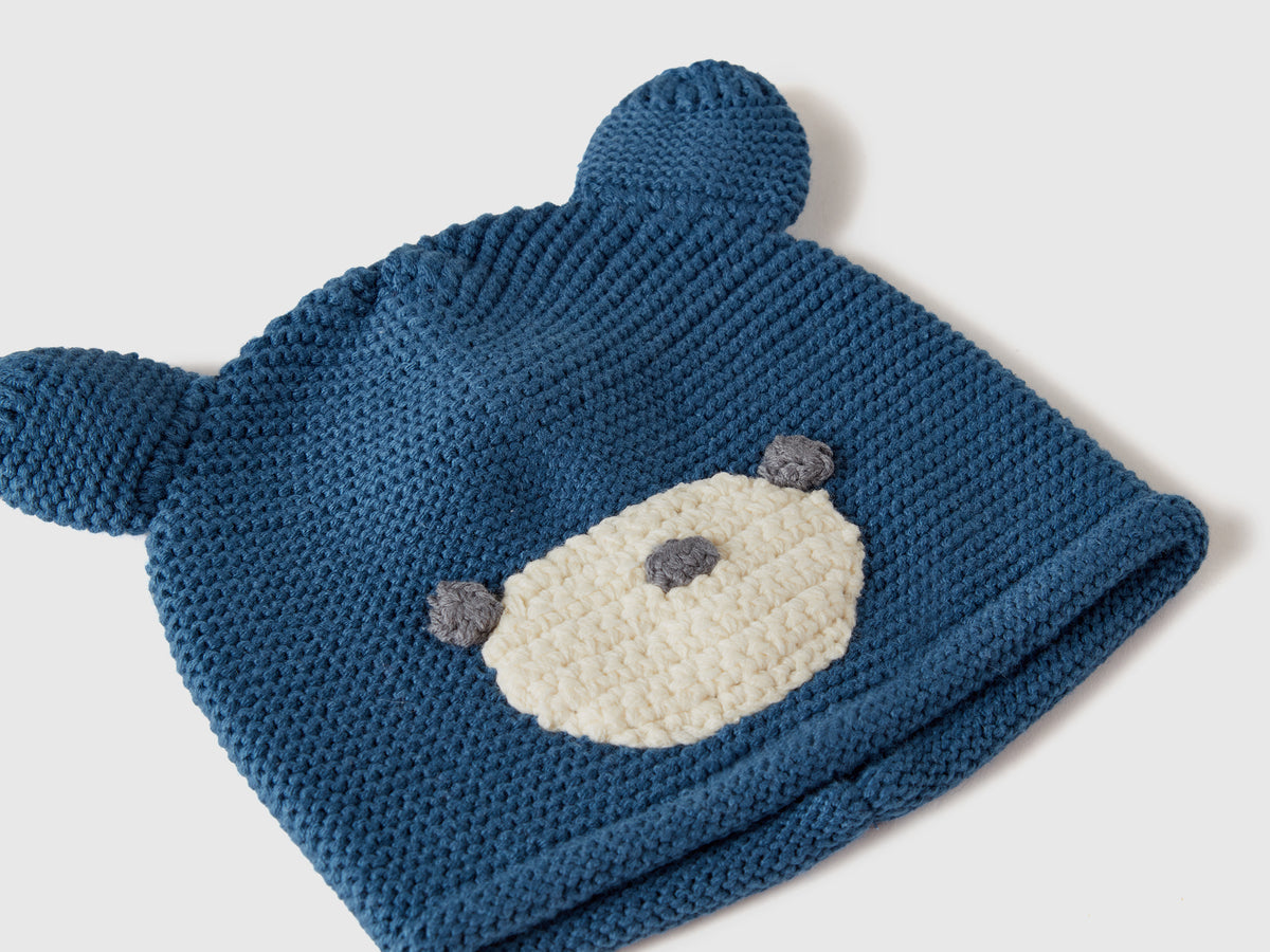 Cappellino crochet con applicazioni