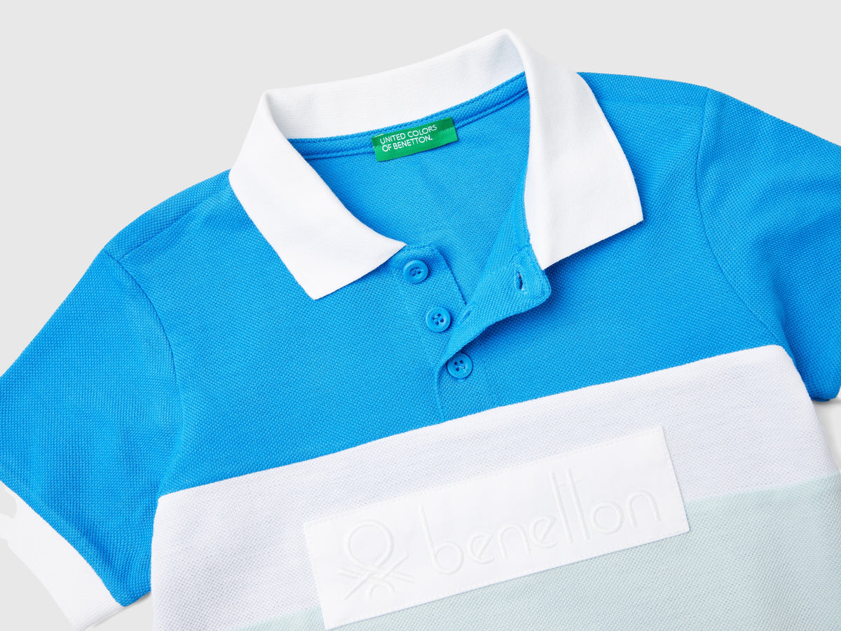 Polo color block con patch