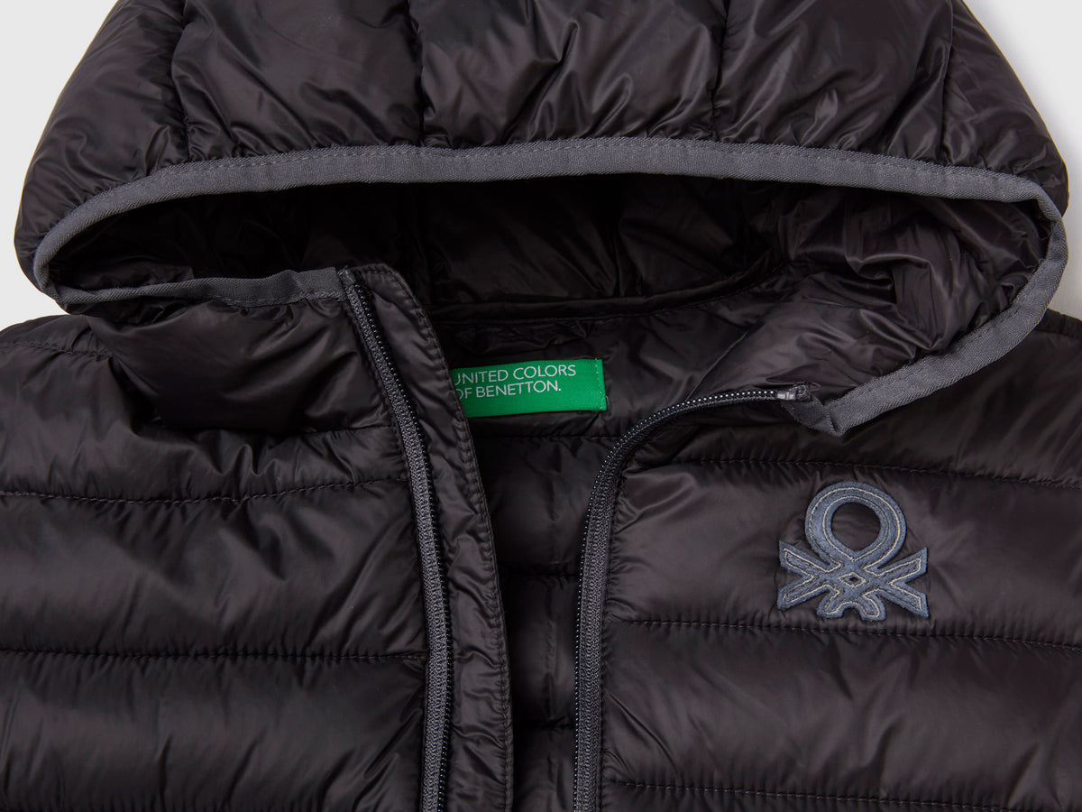 Gilet imbottito con cappuccio