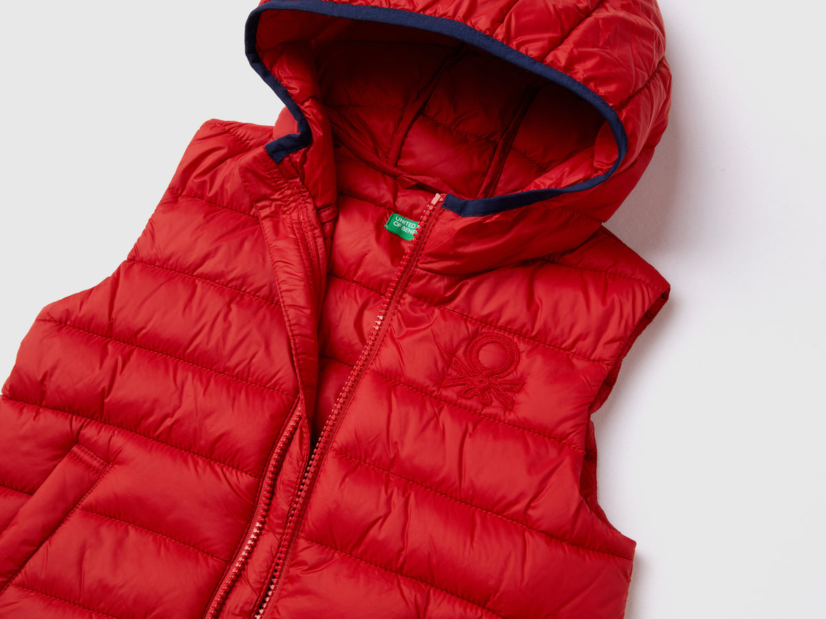 Gilet imbottito con cappuccio