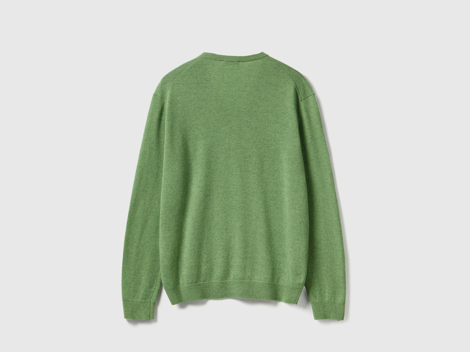Maglia scollo a V mélange in pura lana Merino da uomo verde chiaro 2 | Benetton Outlet