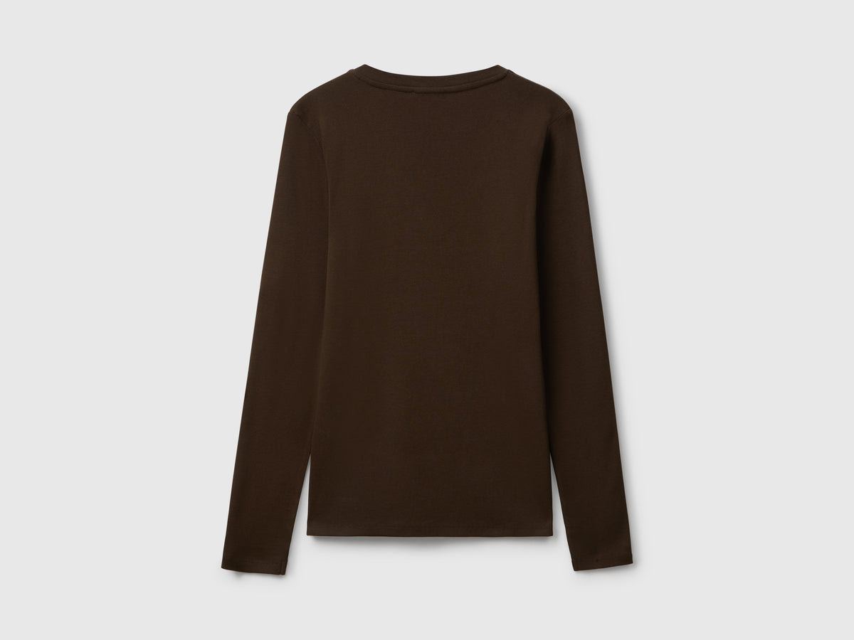 T-shirt  scuro con scollo a V