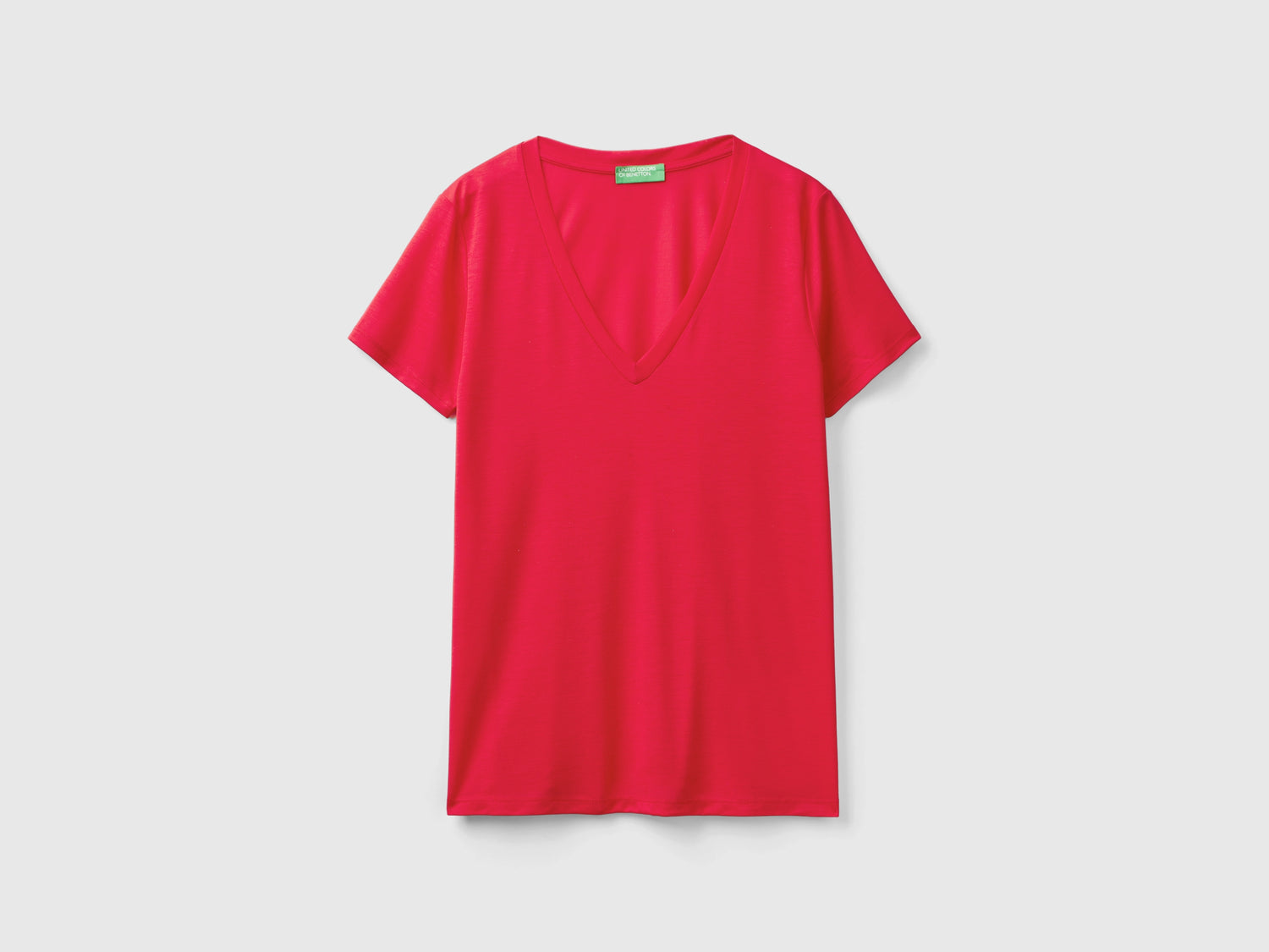 T-shirt scollo a V in viscosa da donna rosso | Benetton Outlet