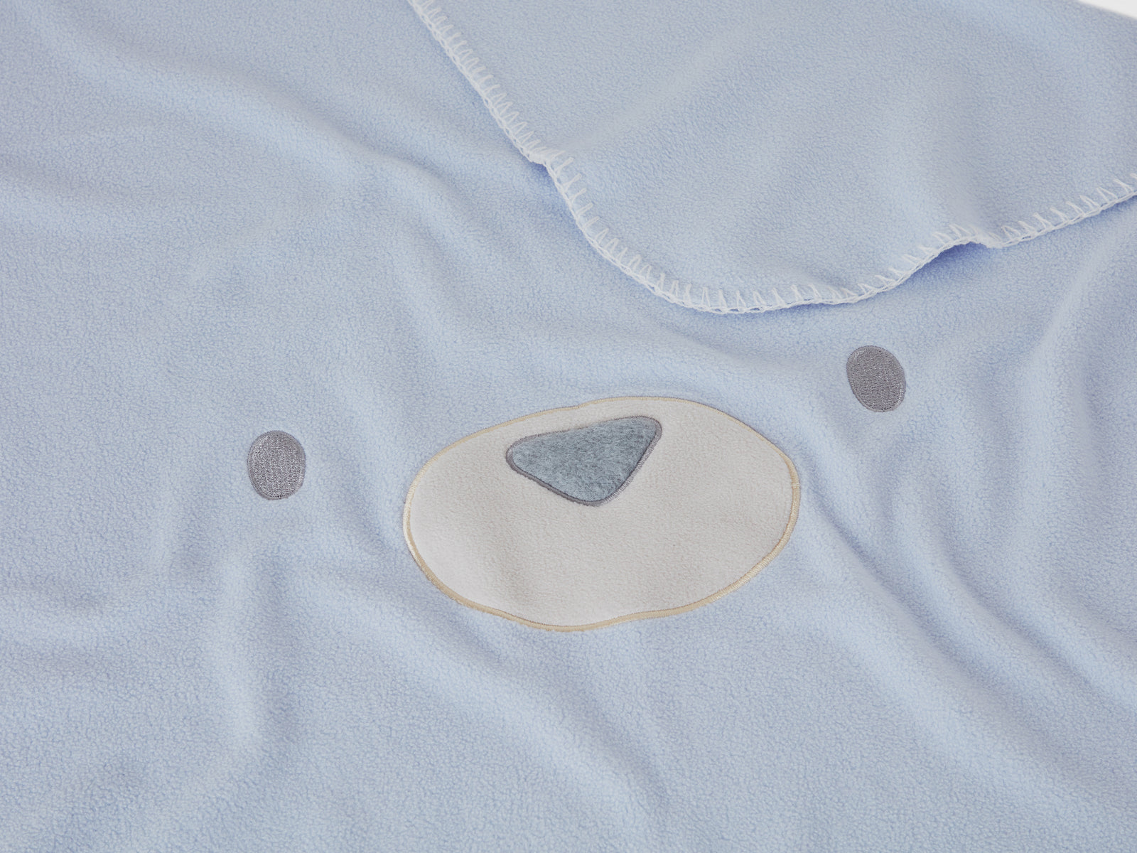 Coperta in pile con ricamo animaletto da neonato celeste 3 | Benetton Outlet