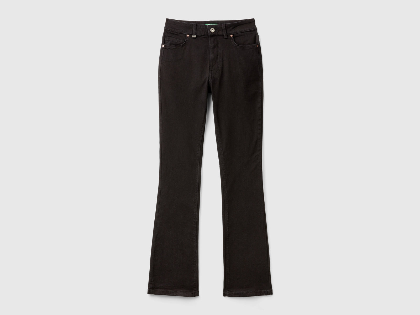 Jeans bootcut in misto cotone riciclato da donna nero | Benetton Outlet