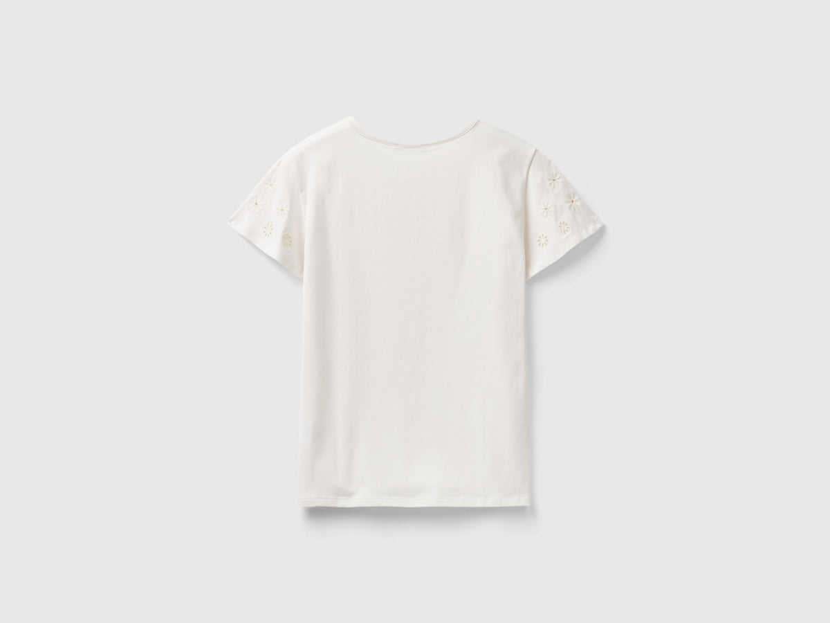 T-shirt con ricamo fiori