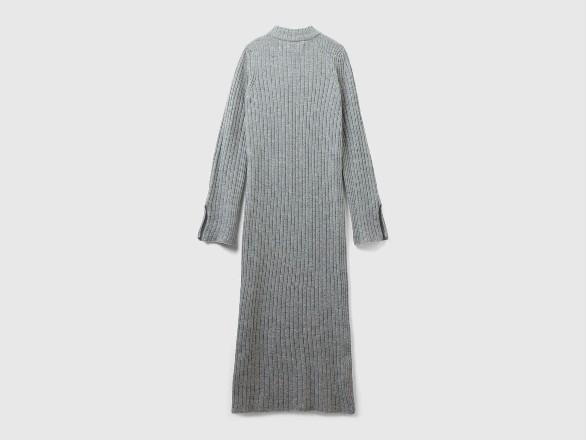 Vestito in maglia con spacchi