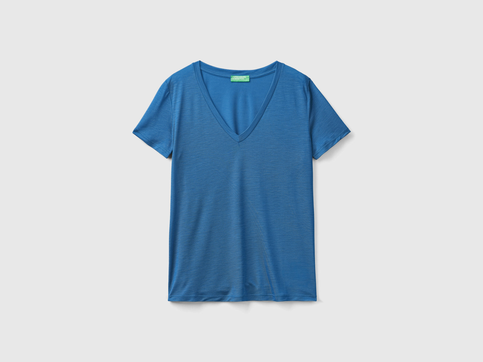 T-shirt scollo a V in viscosa da donna avio | Benetton Outlet