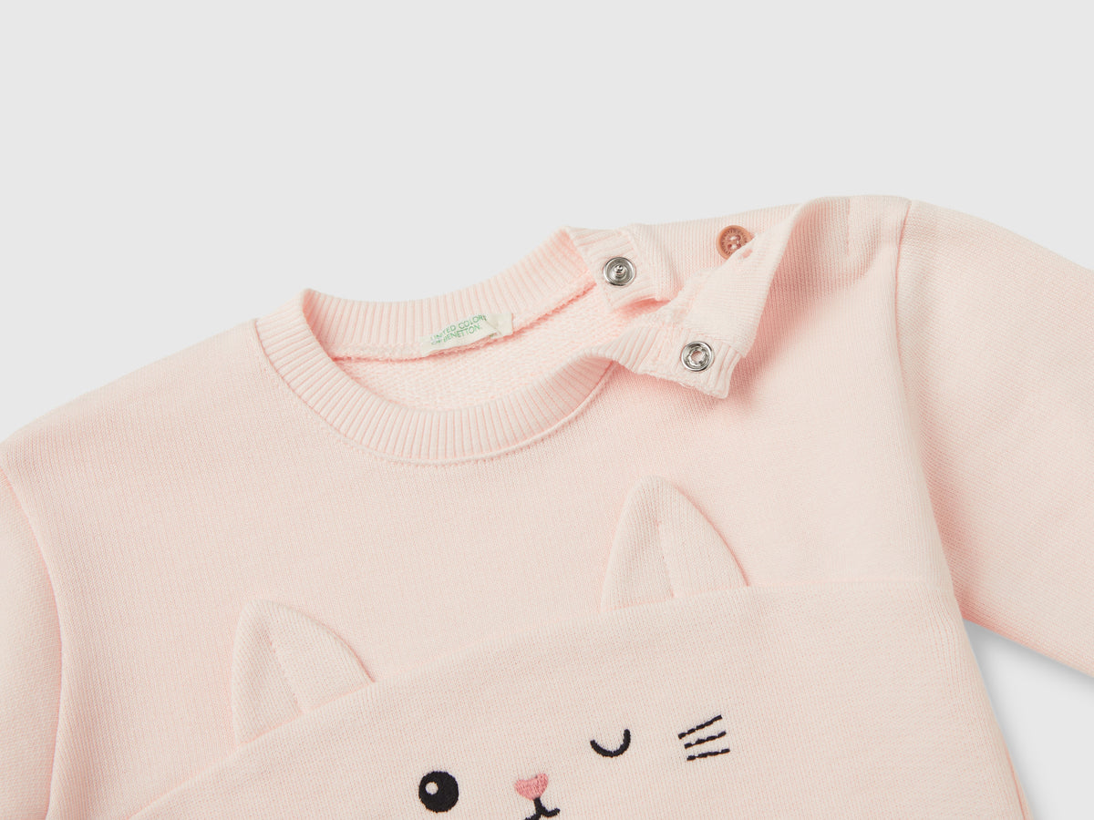 Felpa con ricamo e patch in cotone bio