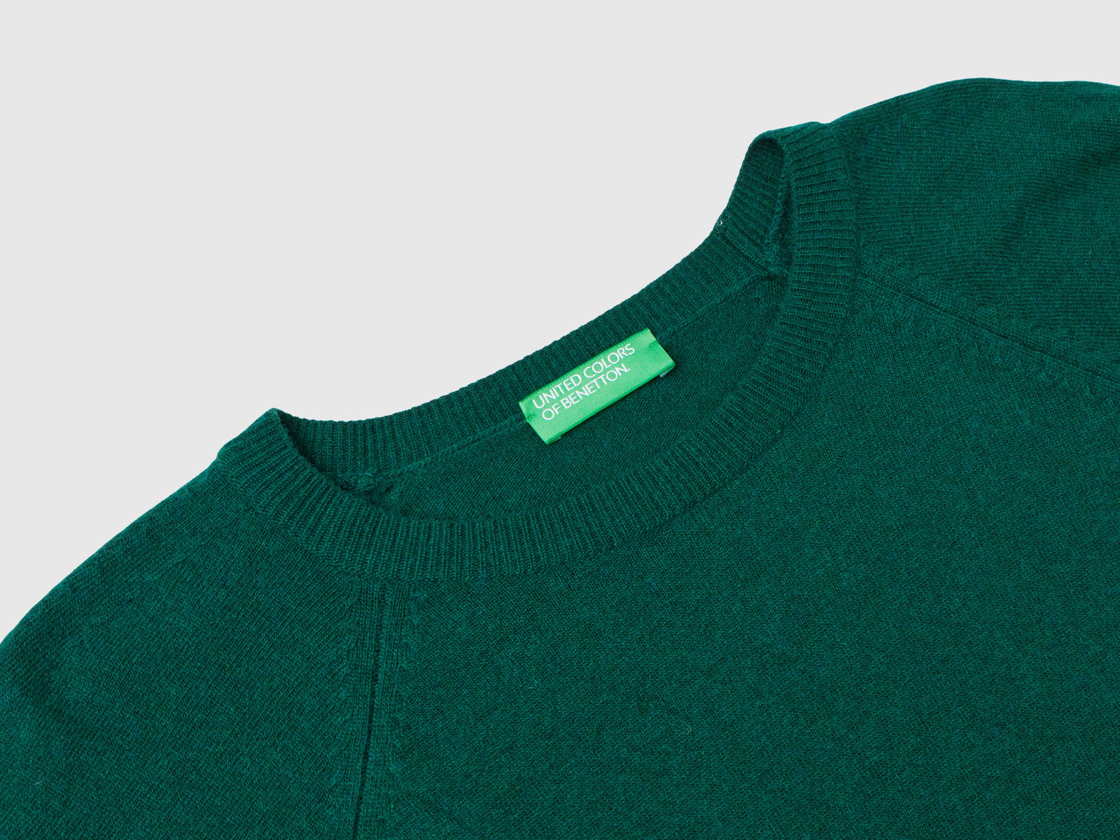 Maglia girocollo verde bosco in misto lana e cashmere da donna verde scuro 3 | Benetton Outlet
