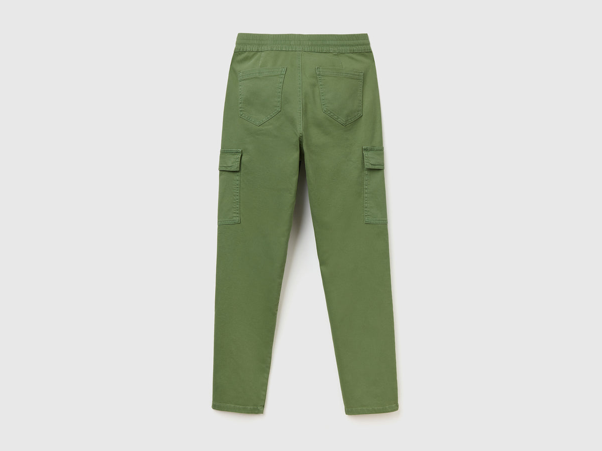 Pantaloni lunghi modello cargo in cotone elasticizzato dalla vestibilità